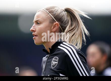 Arsenals Leah Williamson wärmt sich vor dem Finalspiel des FA Women's Continental Tyres League Cup im Selhurst Park, London, auf. Foto: Sonntag, 5. März 2023. Stockfoto