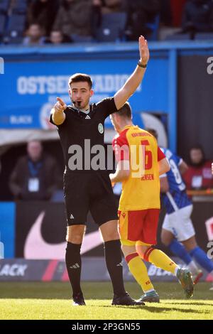 Rostock, Deutschland. 05. März 2023. Fußball: 2. Bundesliga, Hansa Rostock - Karlsruher SC, Matchday 23, Ostseestadion. Schiedsrichter Tom Bauer pfeift für ein Spiel. Kredit: Gregor Fischer/dpa - WICHTIGER HINWEIS: Gemäß den Anforderungen der DFL Deutsche Fußball Liga und des DFB Deutscher Fußball-Bund ist es verboten, im Stadion aufgenommene Fotos und/oder das Spiel in Form von Sequenzbildern und/oder videoähnlichen Fotoserien zu verwenden oder verwenden zu lassen./dpa/Alamy Live News Stockfoto