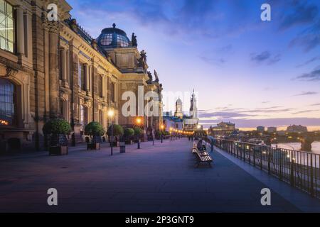 Bruhls-Terrasse bei Nacht mit Akademie der Schönen Künste und katholischem Kathedralenturm - Dresden, Deutschland Stockfoto