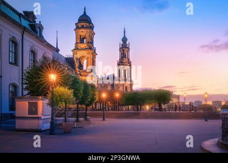 Brühls-Terrasse bei Nacht mit dem Sachsen Haus der Anwesen (Sachsisches Standehaus) und den katholischen Dresdner Türmen Stockfoto