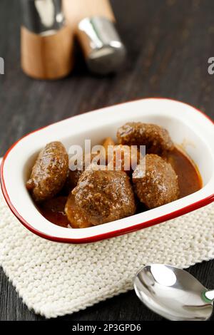 Semur Bola Daging Cincang, scharfes Fleischklößchen, süßer und herzhafter Eintopf mit Kartoffeln. Traditionelle Indonesische Tagesgerichte. Stockfoto