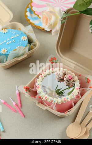 Spiegelgebäck mit Bento-Lunchbox, koreanischer Buttercreme-Kuchen für Geburtstagsparty Stockfoto