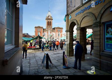 Chesterfield Market an einem Donnerstag während des Flohmarkts mit Blick auf die Markthalle von den Shambles Stockfoto