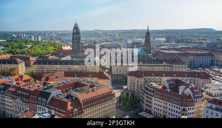 Dresdner Neuen Rathaus und Kreuzkirche aus der Vogelperspektive – Dresden, Sachsen, Deutschland Stockfoto