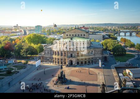 Der Theaterplatz und die Semperoper Dresden aus der Vogelperspektive Stockfoto