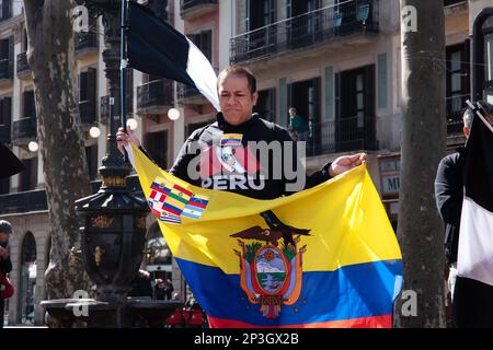 Barcelona, Spanien. 05. März 2023. Ein Mann, der während der Demonstration eine Flagge Ecuadors hielt. Die Proteste gegen die Regierung von Dina Boluarte treten in den vierten Monat ein, in dem mehr als 80 Menschen durch Polizeikräfte in Peru getötet und mehr als 1200 verletzt wurden. Die peruanische Gemeinschaft in Barcelona demonstriert jeden Sonntag, dass sie ein Ende des Boluarte-Regimes und die Freilassung des ehemaligen Präsidenten Pedro Castillo fordert. Kredit: SOPA Images Limited/Alamy Live News Stockfoto