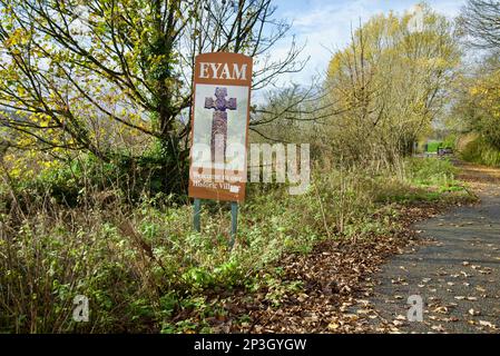 Ein Schild für das Dorf Eyam mit der Aufschrift „Eyam - Welcome to our Historic Village“. Ein britisches Dorf, bekannt für die Ausbreitung der Bubonischen Pest. Stockfoto