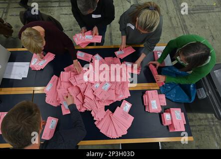 05. März 2023, Hessen, Frankfurt/Main: Wahlhelfer sortieren Umschläge für abwesende Wahlurnen auf einem Tisch in einer Ausstellungshalle. Etwa 509.000 Einwohner Frankfurts werden aufgefordert, für einen neuen Stadtführer zu stimmen. Foto: Arne Dedert/dpa Stockfoto