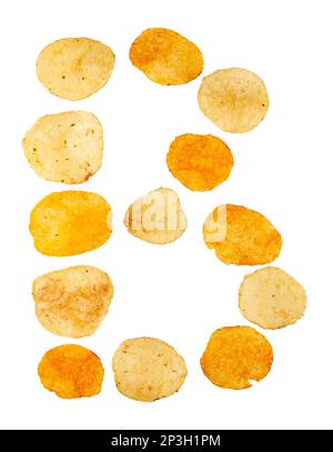 Buchstabe B aus Kartoffelchips, isoliert auf weißem Hintergrund. Speisealphabet-Konzept. Ein Buchstabe des Satzes Kartoffelchips, der leicht zu stapeln ist. Stockfoto