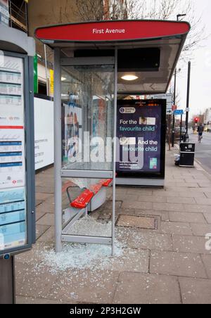 Ein verwundeter Busbunker in Acton Town London. Zerbrochenes Glas liegt auf dem Bürgersteig, als zwei Glasscheiben zertrümmert wurden. Stockfoto