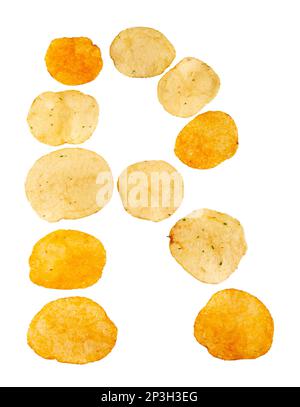 Buchstabe R aus Kartoffelchips, isoliert auf weißem Hintergrund. Speisealphabet-Konzept. Ein Buchstabe des Satzes Kartoffelchips, der leicht zu stapeln ist. Stockfoto