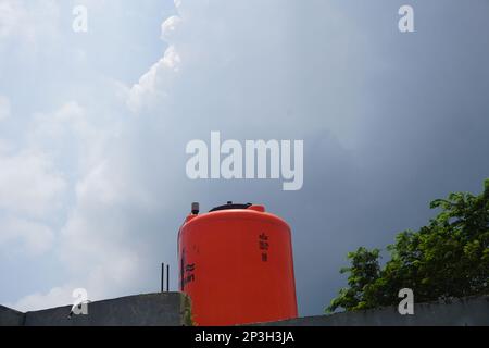 Bogor, Indonesien - januari, 2023 : großer orangefarbener Wasserbehälter auf dem Dach des Hauses. Große Orange. Keine Menschen. Stockfoto