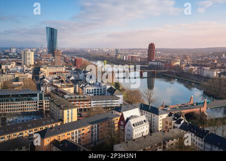 Blick auf die Skyline des Main River mit dem EZB Tower (Europäische Zentralbank) und dem Main Plaza Building - Frankfurt, Deutschland Stockfoto