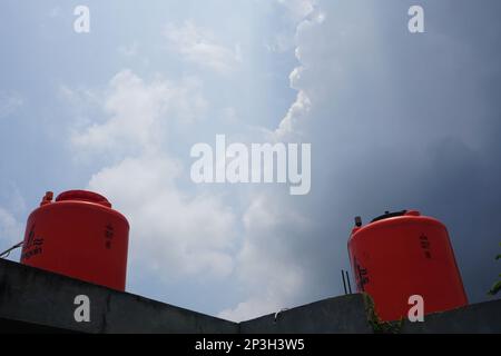 Bogor, Indonesien - januari, 2023 : großer orangefarbener Wasserbehälter auf dem Dach des Hauses. Große Orange. Keine Menschen. Stockfoto