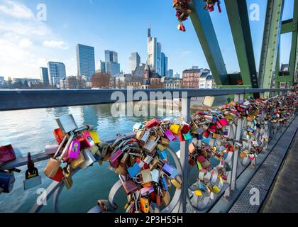 Locks am Eiserner Steg am Main und die Skyline der Wolkenkratzer – Frankfurt, Deutschland Stockfoto