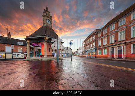 Newbury Clock Tower auf der Northbrook Street und Blick auf die Oxford Street bei Sonnenuntergang, Newbury, Berkshire, England, Großbritannien, Europa Stockfoto
