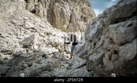 Der Tourist fotografiert die wunderschöne Aussicht vom Bergweg in den Dolomiten. Dolomiten, Italien Stockfoto