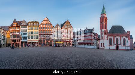 Panoramablick auf den Romerberger Platz mit der alten St. Nicholas-Kirche und farbenfrohe Fachwerkhäuser - Frankfurt Stockfoto