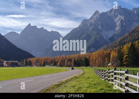 Blick auf die Berge Sella di Dobbiaco (Toblacher Sattel), Dolomiten, UNESCO-Weltkulturerbe, Italien Stockfoto