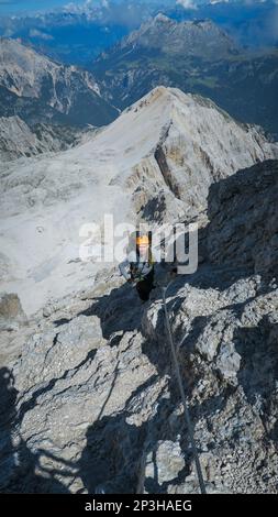 Die Fahrt über Ferrata mit einer großen Exposition und einem herrlichen Blick auf die Bergkette. Dolomiten, Italien Stockfoto