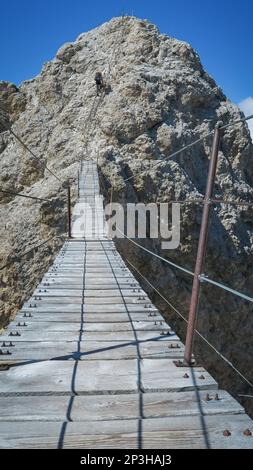 Touristen auf der Hängebrücke in Monte Cristallo, Dolomiten-Alpen, Italien. Dolomiten, Italien Stockfoto