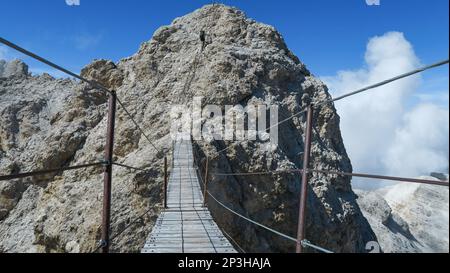 Touristen auf der Hängebrücke in Monte Cristallo, Dolomiten-Alpen, Italien. Dolomiten, Italien Stockfoto