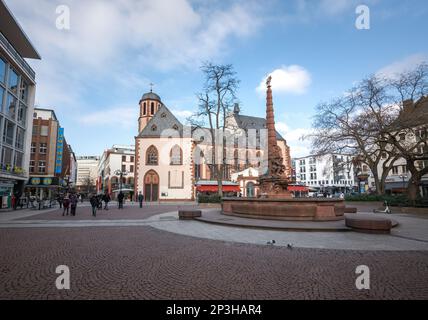 Liebfrauenberg-Brunnen und Liebfrauenkirche - Frankfurt, Deutschland Stockfoto