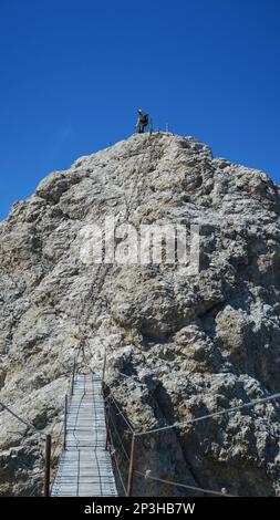 Touristen auf der Hängebrücke in Monte Cristallo, Dolomiten-Alpen, Italien. Dolomiten, Italien Stockfoto