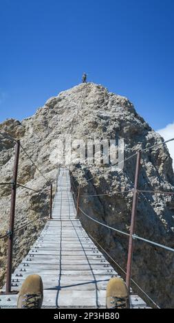 Touristen auf der Hängebrücke in Monte Cristallo, Dolomiten-Alpen, Italien. Dolomiten, Italien Stockfoto