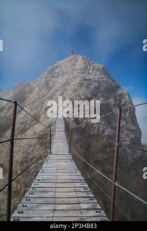 Touristen auf der Hängebrücke in Monte Cristallo, Dolomiten-Alpen, Italien. Dolomiten, Italien Stockfoto