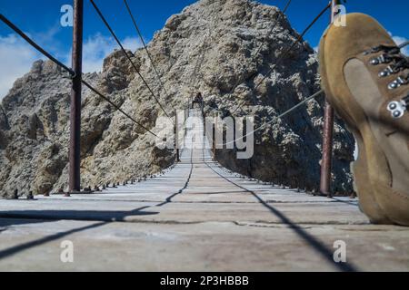 Touristen auf der Hängebrücke in Monte Cristallo, Dolomiten-Alpen, Italien. Dolomiten, Italien Stockfoto