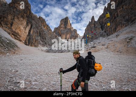 Tourist auf der Gosse Trail mit Gondellift zu Forcella Staunies, Monte Cristallo Group, Dolomiten, Italien Stockfoto