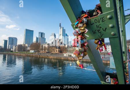Locks am Eiserner Steg am Main und die Skyline der Wolkenkratzer – Frankfurt, Deutschland Stockfoto