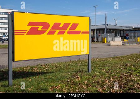 Koblenz, Deutschland - 20. Februar 2023: Firmenetikett „DHL“ am Eingang zum lokalen Vertriebszentrum Stockfoto