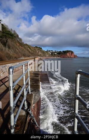 Teignmouth Uferpromenade im Winter mit Blick auf die Ufermauer in Richtung Hole Head bei Flut. Stockfoto