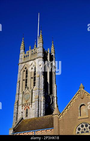 Der Turm von St. Michael dem Erzengel in Teignmouth, vor einem wolkenlosen blauen Himmel. (Bild ohne Filter aufgenommen). Stockfoto