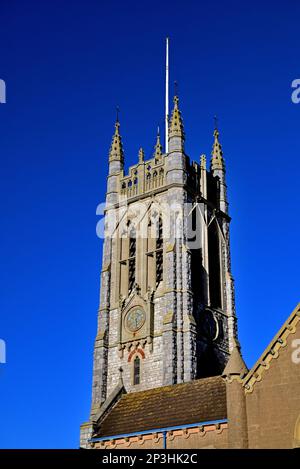 Der Turm von St. Michael dem Erzengel in Teignmouth, vor einem wolkenlosen blauen Himmel. (Bild ohne Filter aufgenommen). Stockfoto