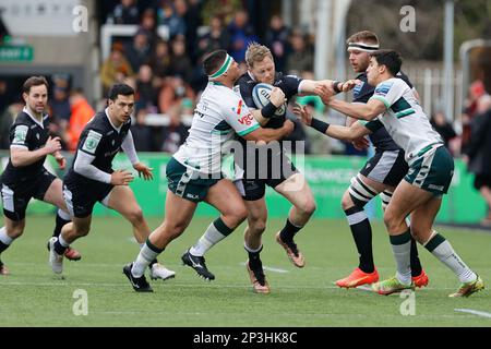 Newcastle am Sonntag, den 5. März 2023. Alex Tait von Newcastle Falcons wird am Sonntag, den 5. März 2023, beim Gallagher Premiership Match zwischen Newcastle Falcons und London Irish im Kingston Park, Newcastle, angegriffen. (Foto: Chris Lishman | MI News) Kredit: MI News & Sport /Alamy Live News Stockfoto