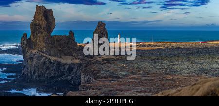 Basaltfelsen von Lóndrangar, Malarrif Lighthouse, Island Stockfoto