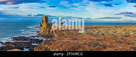 Basaltfelsen von Lóndrangar, Malarrif Lighthouse, Island Stockfoto