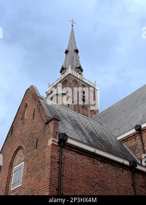 Grote Sint-Janskerk, die mittelalterliche protestantische Kirche, die dem Sint Jan Evangelisten in Montfoort, Niederlande, gewidmet ist. Stockfoto