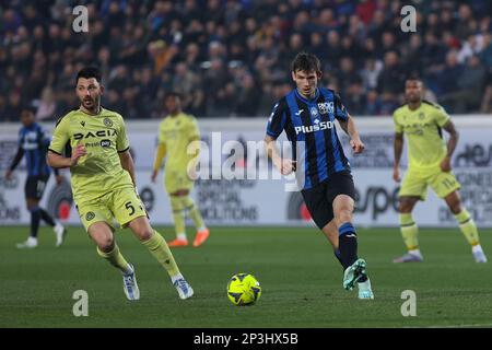 Bergamo, Italien. 4. März 2023. Italien, Bergamo, märz 04 2023: Marten De Roon (Atalanta-Mittelfeldspieler) Pass, der in der ersten Hälfte während des Fußballspiels ATALANTA gegen UDINESE, Serie A Tim 2022-2023 day25 Gewiss Stadion auf dem Spielfeld im Hintergrund geschossen wurde (Kreditbild: © Fabrizio Andrea Bertani/Pacific Press via ZUMA Press Wire) REDAKTIONELLER GEBRAUCH! Nicht für den kommerziellen GEBRAUCH! Stockfoto