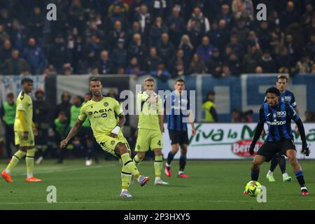 Bergamo, Italien. 4. März 2023. Italien, Bergamo, märz 04 2023: Walace Souza Silva (udinesischer Mittelfeldspieler) Pass, der in der zweiten Hälfte während des Fußballspiels ATALANTA gegen UDINESE, Serie A Tim 2022-2023 day25 Gewiss Stadion im hinteren Spielfeld geschossen wurde (Kreditbild: © Fabrizio Andrea Bertani/Pacific Press via ZUMA Press Wire) REDAKTIONELLE VERWENDUNG! Nicht für den kommerziellen GEBRAUCH! Stockfoto