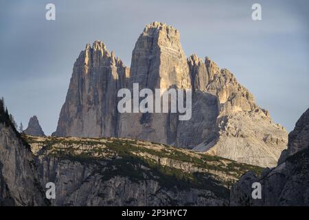 Blick auf den Tre Cime di Lavaredo der Sexten Dolomiten von Nordwesten in Richtung Südosten, Tre Cime Naturpark, Trentino-Südtirol, Italien Stockfoto