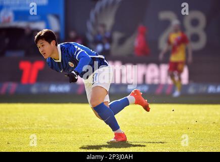 Rostock, Deutschland. 05. März 2023. Fußball: 2. Bundesliga, Hansa Rostock - Karlsruher SC, Matchday 23, Ostseestadion. Rostock's Dong-gyeong Lee in Aktion. Kredit: Gregor Fischer/dpa - WICHTIGER HINWEIS: Gemäß den Anforderungen der DFL Deutsche Fußball Liga und des DFB Deutscher Fußball-Bund ist es verboten, im Stadion aufgenommene Fotos und/oder das Spiel in Form von Sequenzbildern und/oder videoähnlichen Fotoserien zu verwenden oder verwenden zu lassen./dpa/Alamy Live News Stockfoto