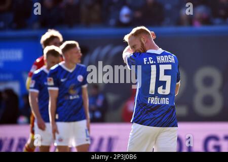 Rostock, Deutschland. 05. März 2023. Fußball: 2. Bundesliga, Hansa Rostock - Karlsruher SC, Matchday 23, Ostseestadion. Rostocks Nils Fröling (r) ist verärgert, nachdem er eine Chance verpasst hat, ein Tor zu schießen. Kredit: Gregor Fischer/dpa - WICHTIGER HINWEIS: Gemäß den Anforderungen der DFL Deutsche Fußball Liga und des DFB Deutscher Fußball-Bund ist es verboten, im Stadion aufgenommene Fotos und/oder das Spiel in Form von Sequenzbildern und/oder videoähnlichen Fotoserien zu verwenden oder verwenden zu lassen./dpa/Alamy Live News Stockfoto