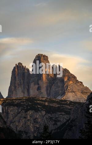 Blick auf den Tre Cime di Lavaredo der Sexten Dolomiten von Nordwesten in Richtung Südosten, Tre Cime Naturpark, Trentino-Südtirol, Italien Stockfoto