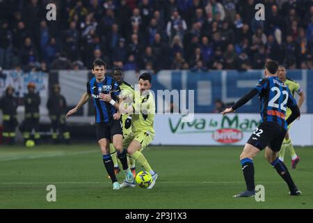 Bergamo, Italien. 4. März 2023. Italien, Bergamo, märz 04 2023: Marten De Roon (Mittelfeldspieler Atalanta) Back-Pass in der ersten Hälfte während des Fußballspiels ATALANTA gegen UDINESE, Serie A Tim 2022-2023 day25 Gewiss Stadion (Kreditbild: © Fabrizio Andrea Bertani/Pacific Press via ZUMA Press Wire) NUR REDAKTIONELLE VERWENDUNG! Nicht für den kommerziellen GEBRAUCH! Stockfoto