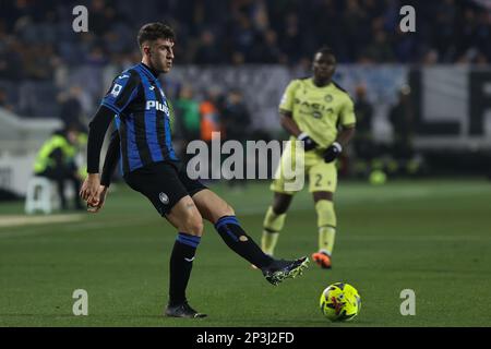 Bergamo, Italien. 4. März 2023. Italien, Bergamo, märz 04 2023: Matteo Ruggeri (Atalanta-Verteidiger) Pass auf dem Spielfeld beim Fußballspiel ATALANTA gegen UDINESE, Serie A Tim 2022-2023 day25 Gewiss Stadion (Kredit: © Fabrizio Andrea Bertani/Pacific Press via ZUMA Press Wire) NUR REDAKTIONELLE VERWENDUNG! Nicht für den kommerziellen GEBRAUCH! Stockfoto