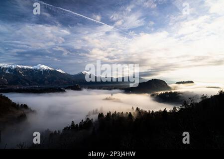 2022 12 30, Bled, Slowenien: Bleder See mit Insel Bled, ertrunken im Nebel Stockfoto